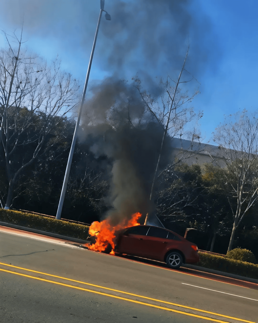 仅30秒泰州一辆轿车烧起来了……